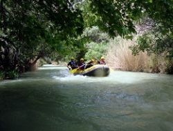 Uzundere'de rafting heyecanı